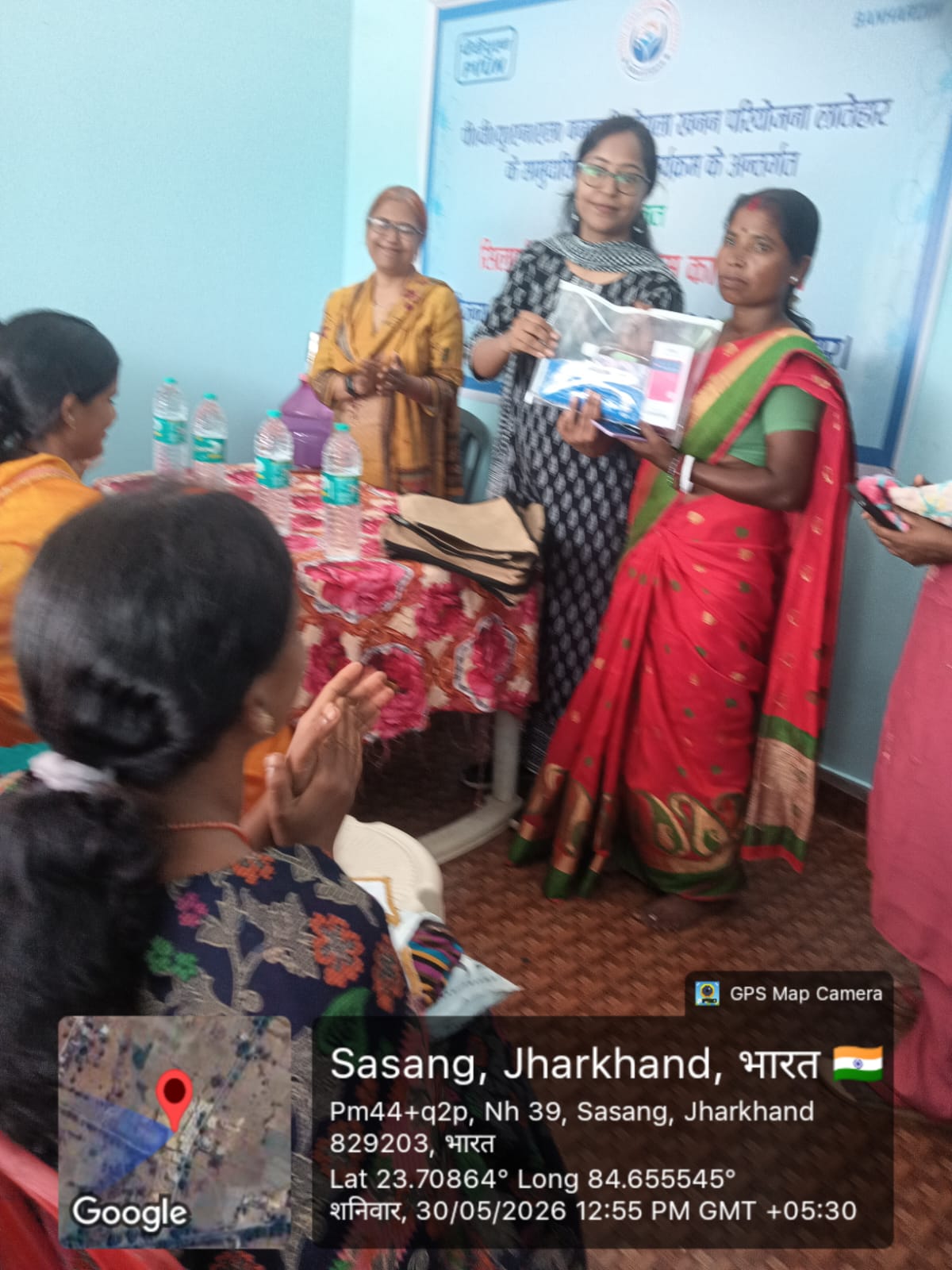 सिलाई सिखाने के दृव्यान सारे दीदी को स्वास्थ्य सबंधित जानकारी देकर किट का वितरण किया गया